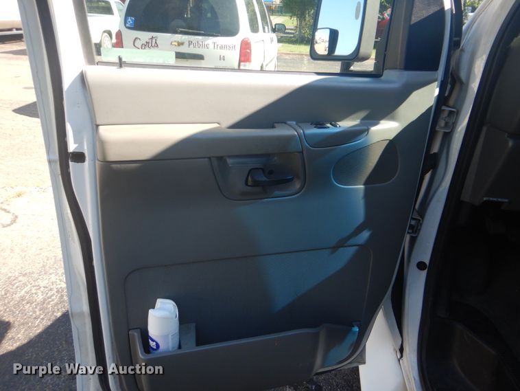 image for item FT9356 2005 Ford E350 Super Duty shuttle bus