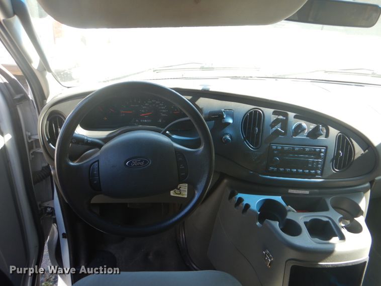 image for item FT9356 2005 Ford E350 Super Duty shuttle bus