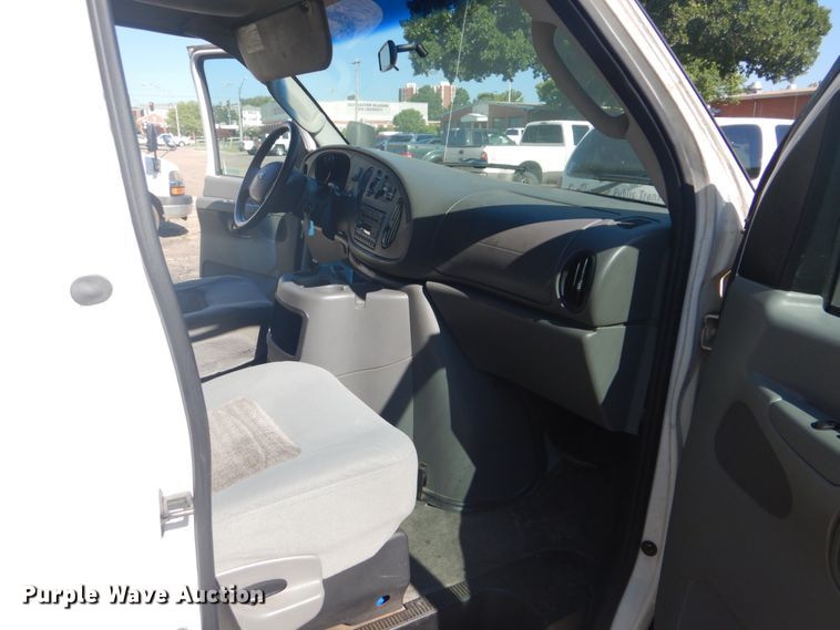 image for item FT9356 2005 Ford E350 Super Duty shuttle bus