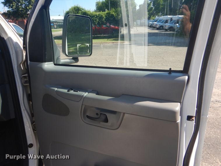 image for item FT9356 2005 Ford E350 Super Duty shuttle bus