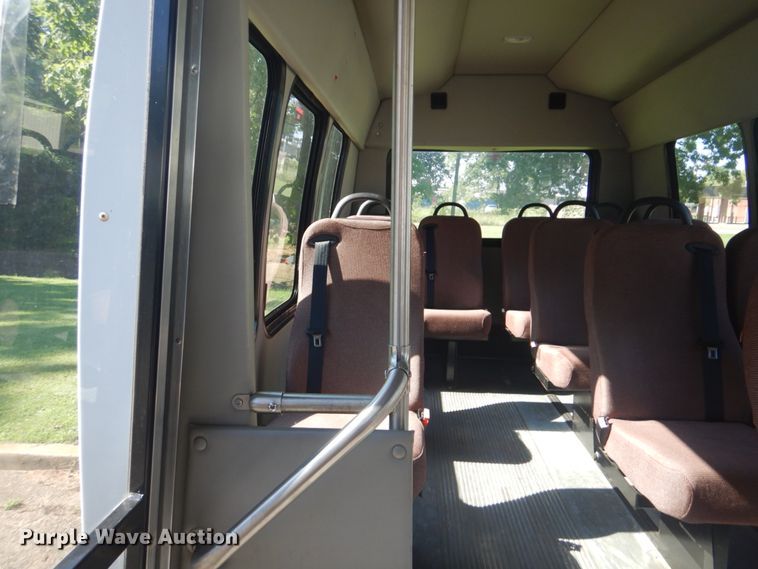 image for item FT9356 2005 Ford E350 Super Duty shuttle bus