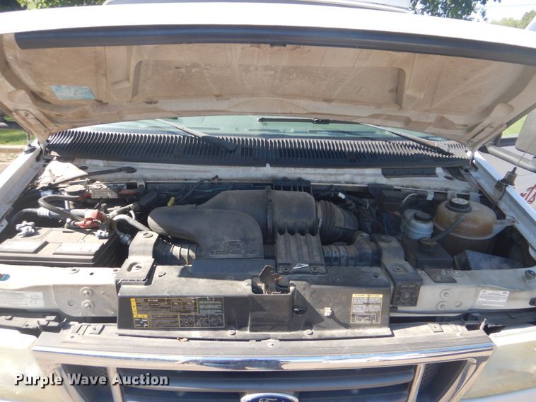 image for item FT9356 2005 Ford E350 Super Duty shuttle bus