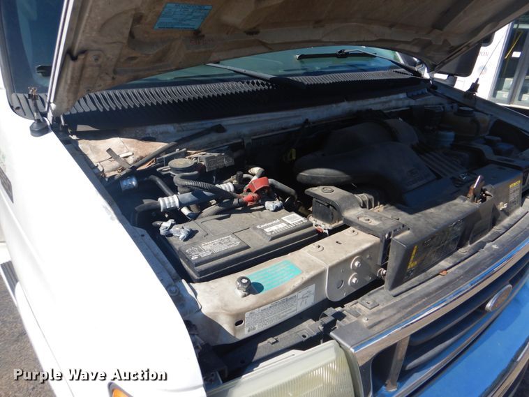 image for item FT9356 2005 Ford E350 Super Duty shuttle bus