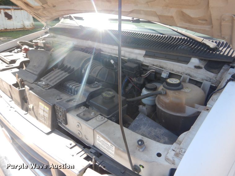 image for item FT9356 2005 Ford E350 Super Duty shuttle bus