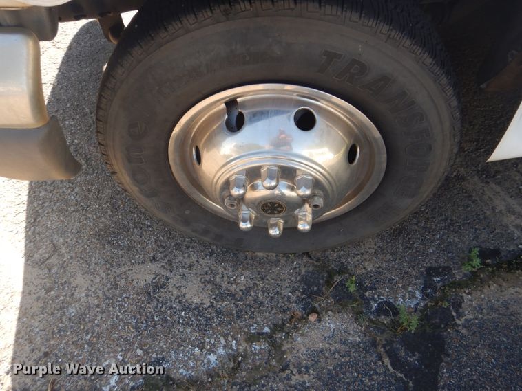 image for item FT9356 2005 Ford E350 Super Duty shuttle bus