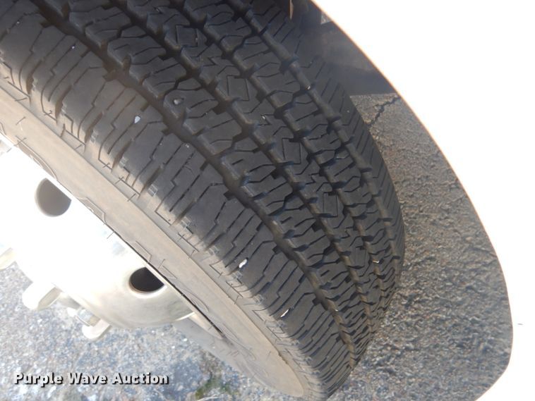 image for item FT9356 2005 Ford E350 Super Duty shuttle bus