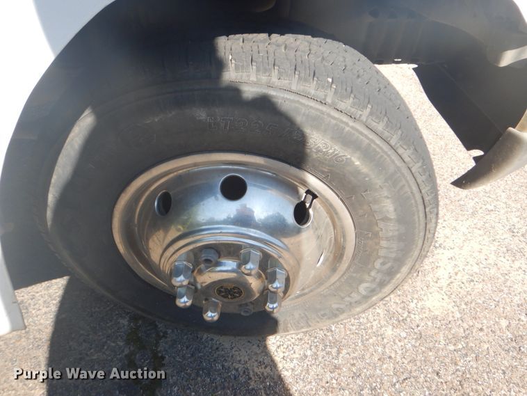 image for item FT9356 2005 Ford E350 Super Duty shuttle bus