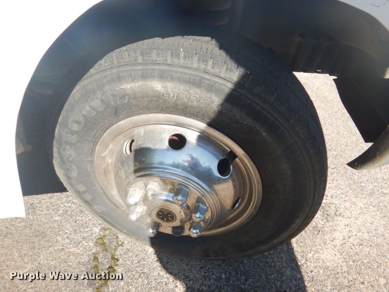 image for item FT9356 2005 Ford E350 Super Duty shuttle bus