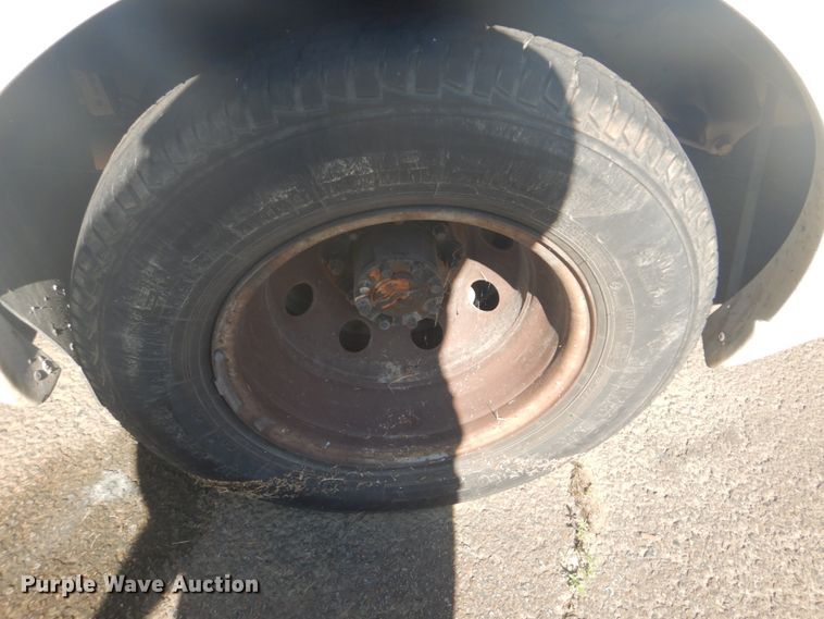 image for item FT9356 2005 Ford E350 Super Duty shuttle bus