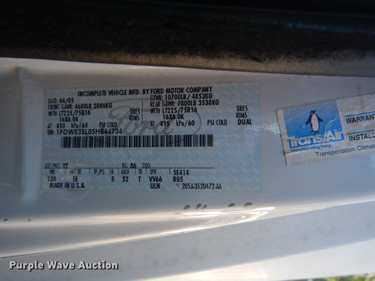 image for item FT9356 2005 Ford E350 Super Duty shuttle bus