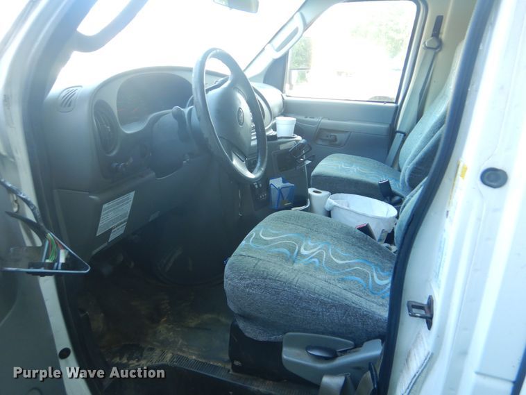 image for item FT9357 2008 Ford Econoline E450 Super Duty shuttle bus