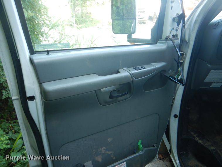 image for item FT9357 2008 Ford Econoline E450 Super Duty shuttle bus