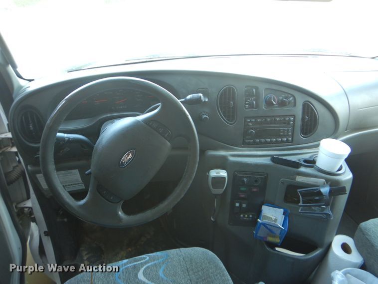 image for item FT9357 2008 Ford Econoline E450 Super Duty shuttle bus