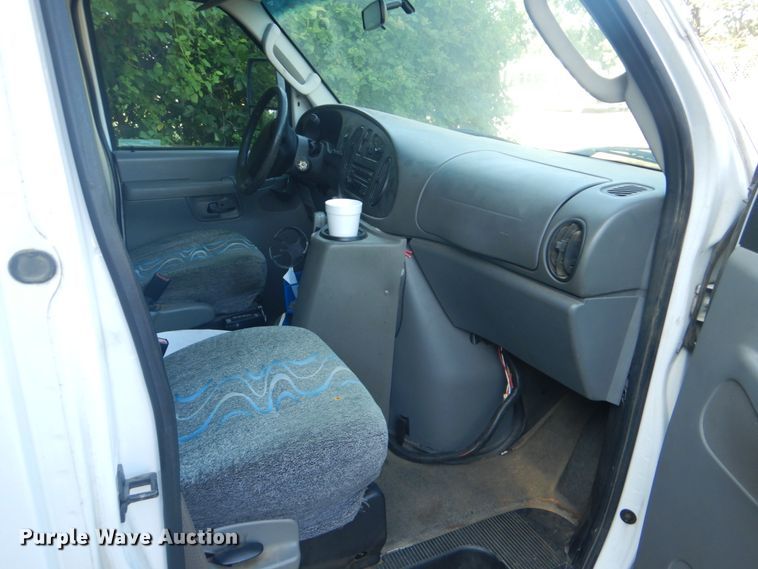 image for item FT9357 2008 Ford Econoline E450 Super Duty shuttle bus