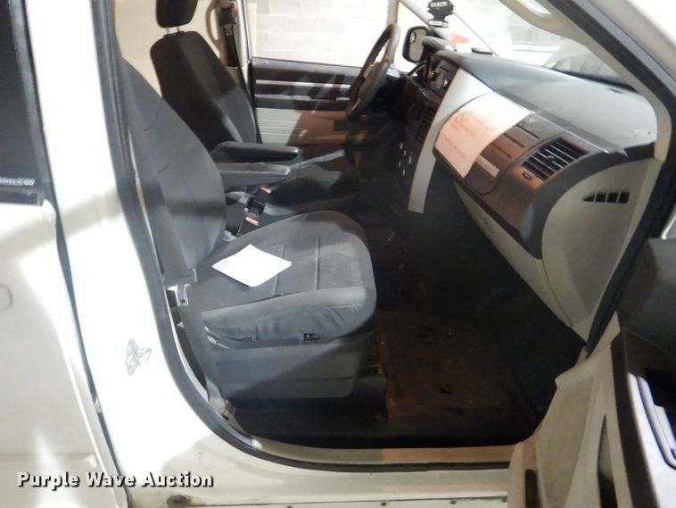 image for item FT9386 2010 Dodge Grand Caravan van