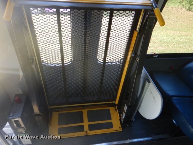 image for item FT9388 2009 Ford E450 shuttle bus