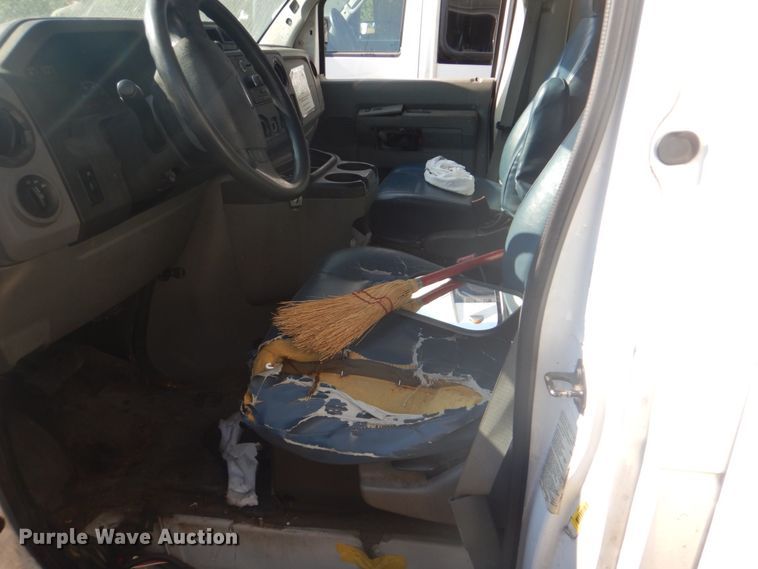 image for item FT9392 2009 Ford E450 shuttle bus