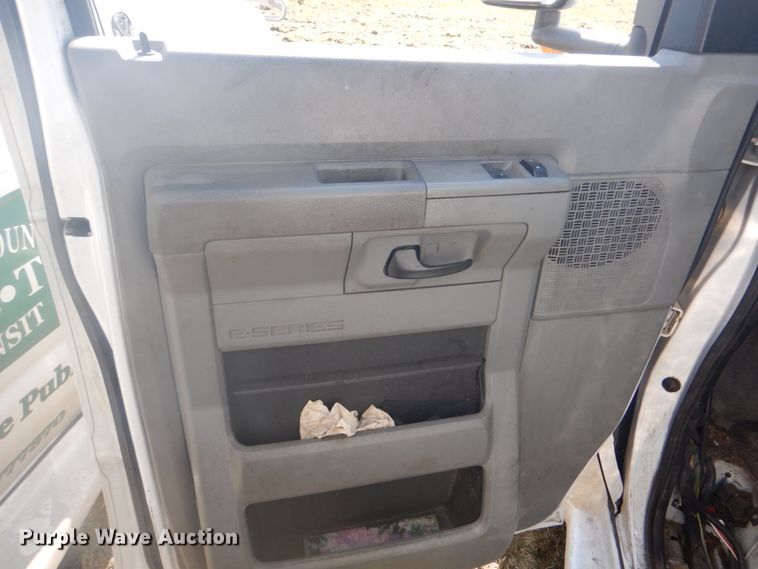 image for item FT9392 2009 Ford E450 shuttle bus