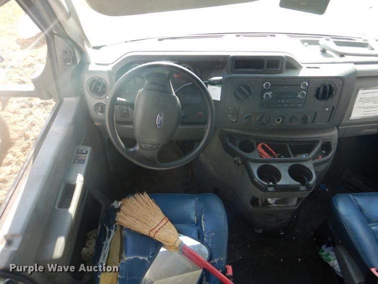 image for item FT9392 2009 Ford E450 shuttle bus