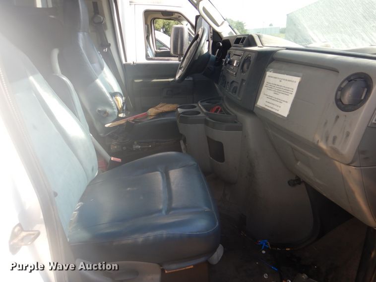 image for item FT9392 2009 Ford E450 shuttle bus