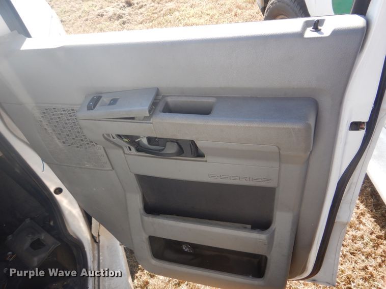 image for item FT9392 2009 Ford E450 shuttle bus