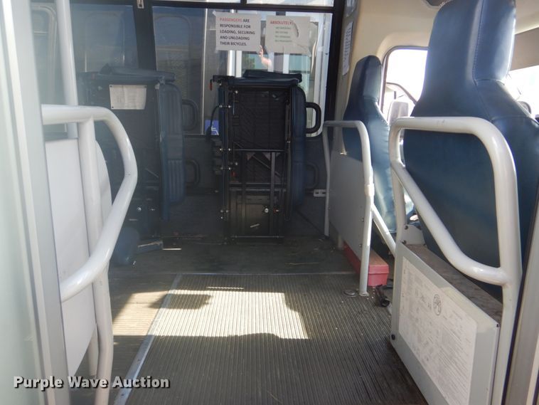 image for item FT9392 2009 Ford E450 shuttle bus