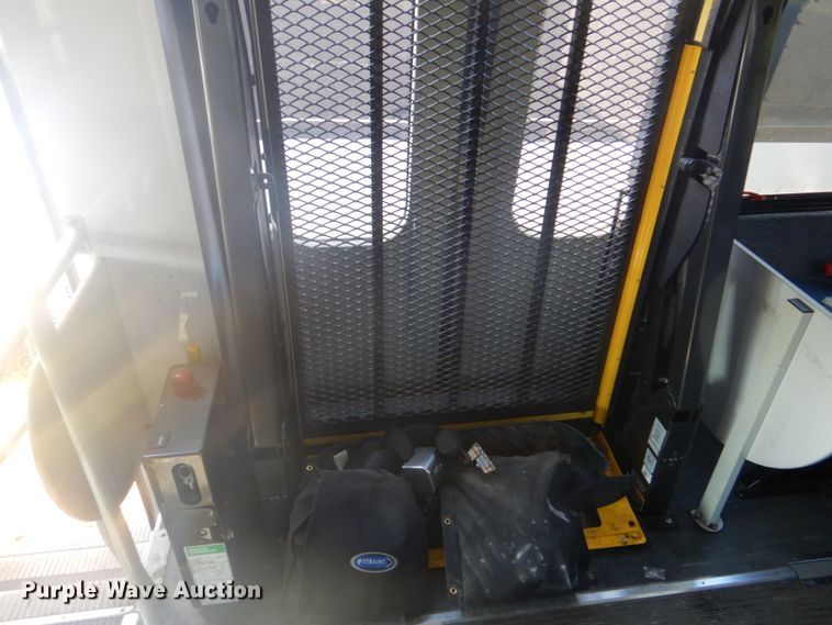 image for item FT9392 2009 Ford E450 shuttle bus