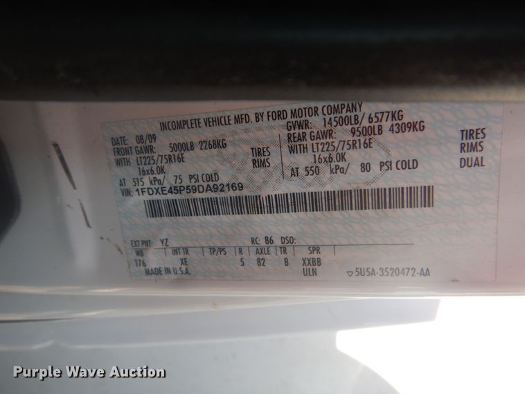 image for item FT9392 2009 Ford E450 shuttle bus