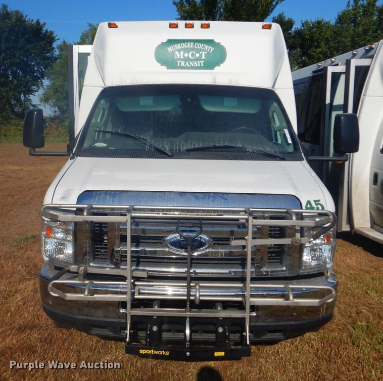image for item FT9393 2009 Ford E450 shuttle bus