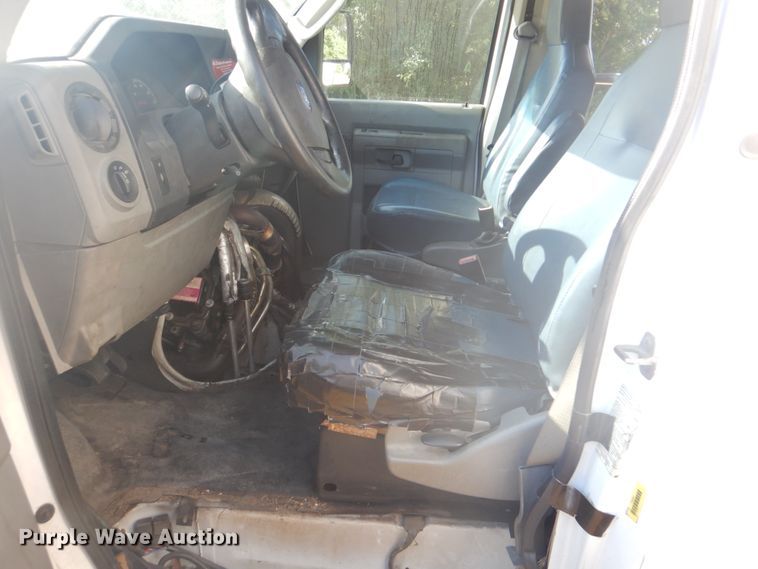 image for item FT9393 2009 Ford E450 shuttle bus