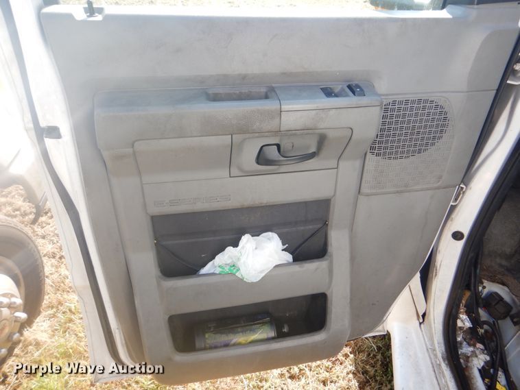 image for item FT9393 2009 Ford E450 shuttle bus