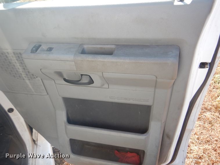 image for item FT9393 2009 Ford E450 shuttle bus