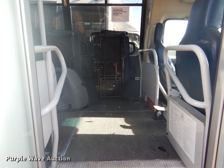 image for item FT9393 2009 Ford E450 shuttle bus