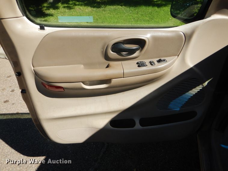 image for item FY9572 2003 Ford F150 XL SuperCab pickup truck