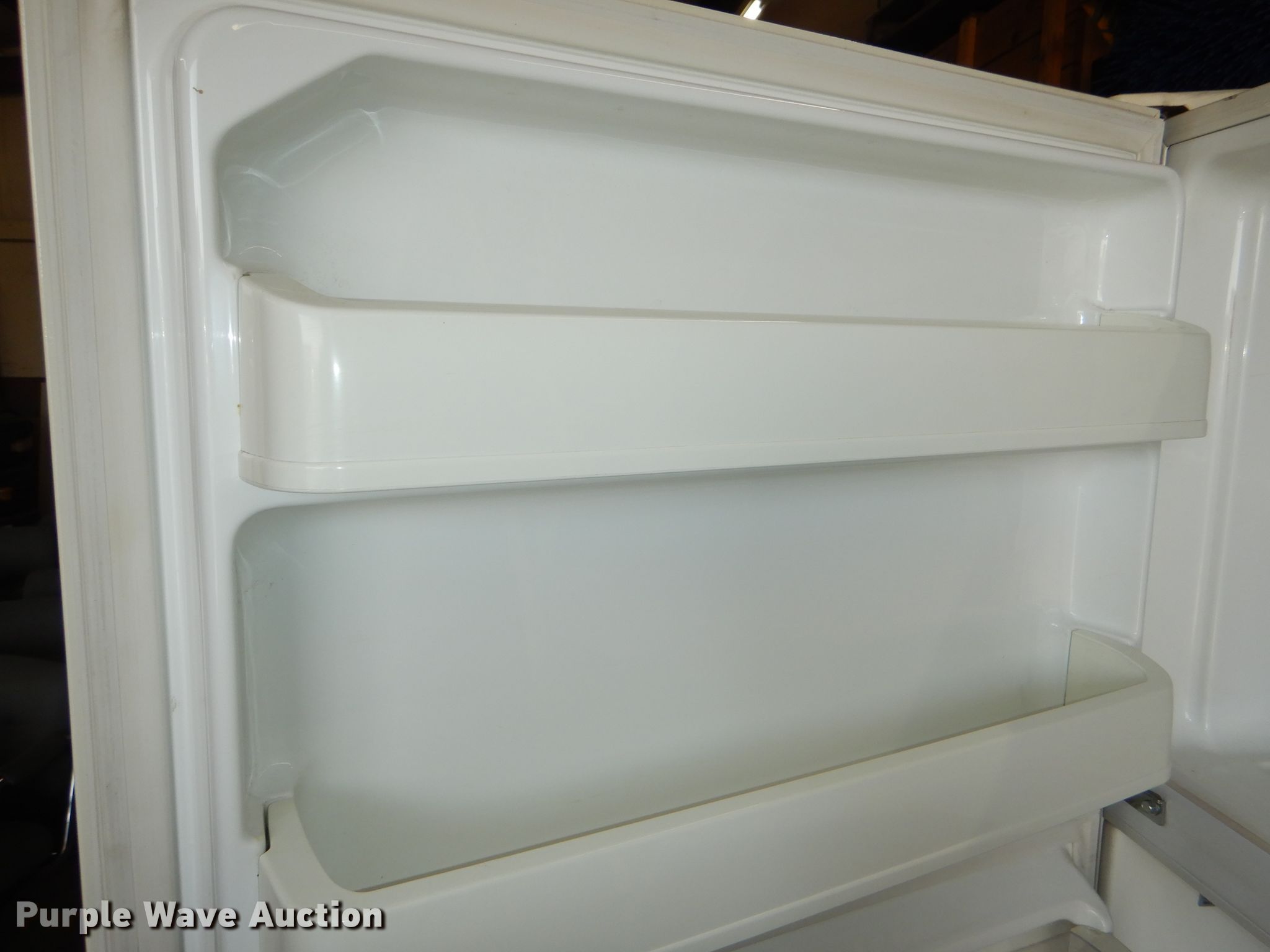 GE refrigerator in Topeka, KS Item FP9132 sold Purple Wave