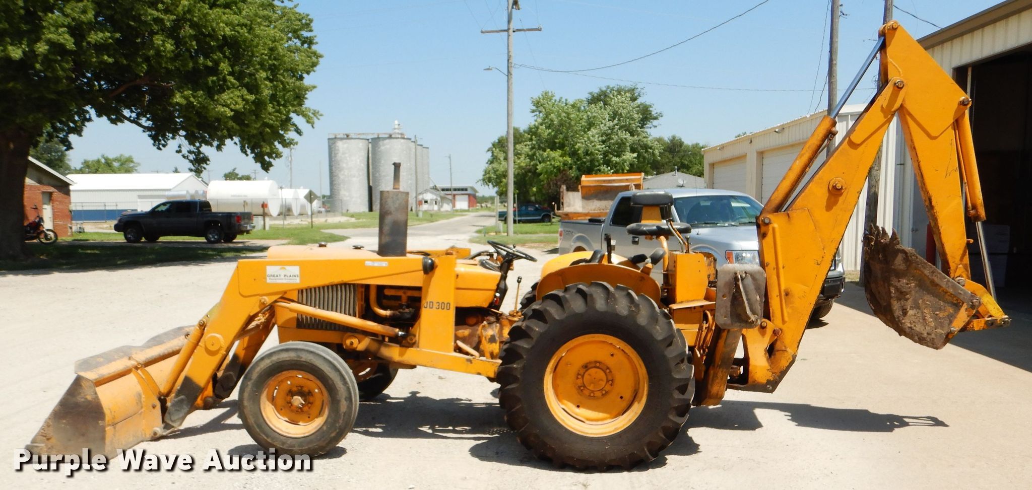 John Deere 300 backhoe in Assaria, KS Item FY9633 sold Purple Wave