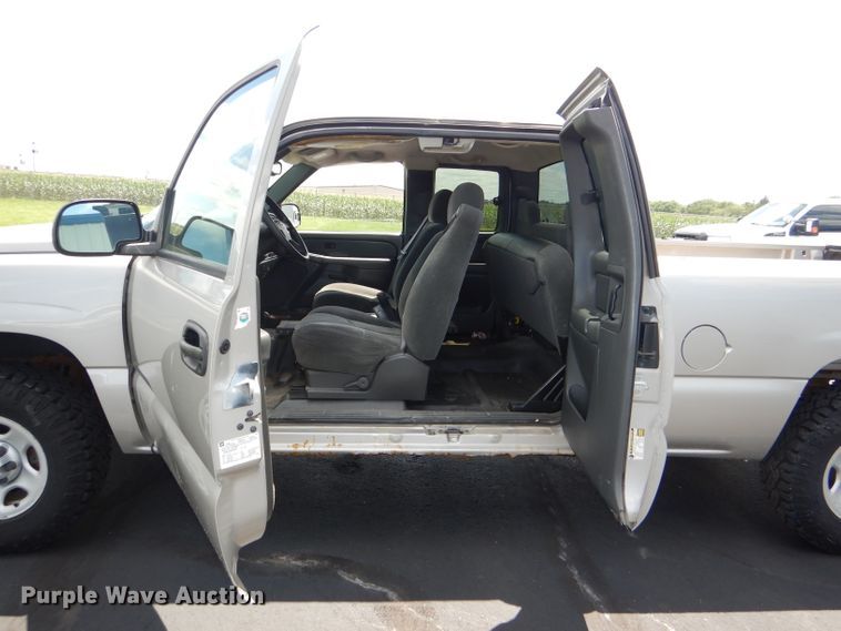 image for item DG4813 2004 Chevrolet Silverado 1500 Ext. Cab pickup truck