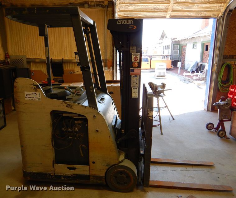 image for item DC5035 Crown RC5530C-30 forklift