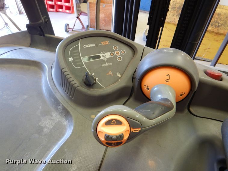 image for item DC5035 Crown RC5530C-30 forklift