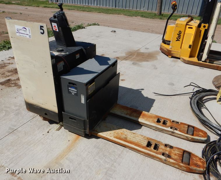 image for item DC5037 2001 Crown PR3020-60 pallet jack