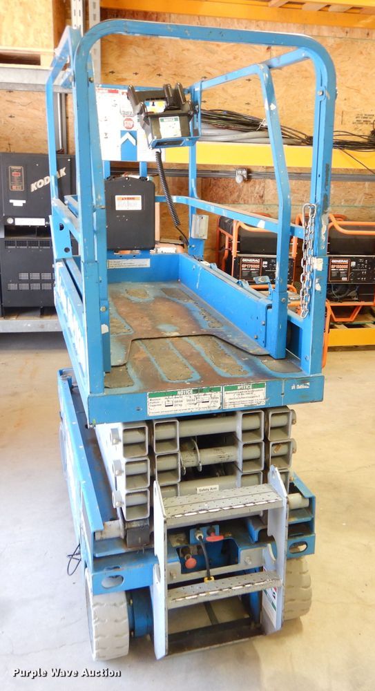 image for item DC5042 2003 Genie GS-1930 scissor lift