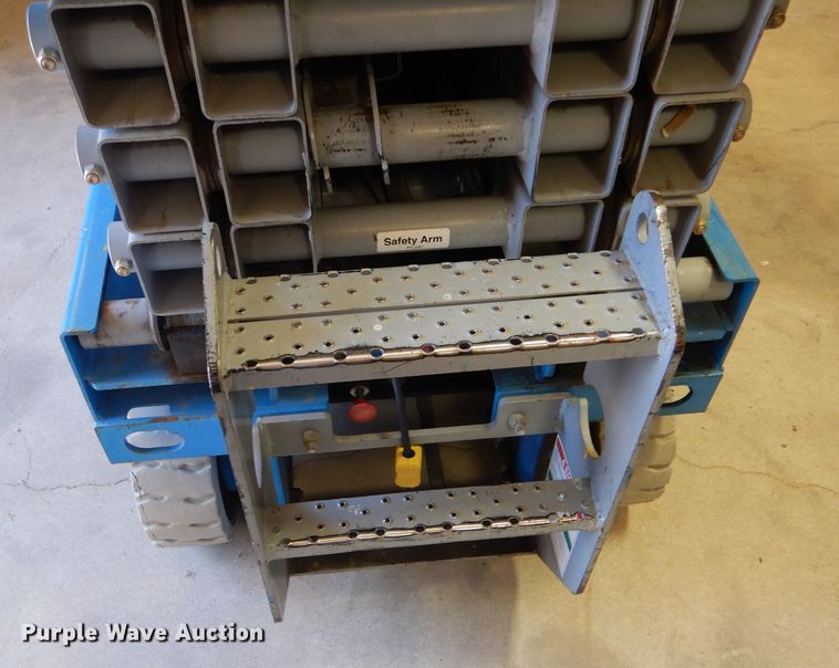 image for item DC5042 2003 Genie GS-1930 scissor lift