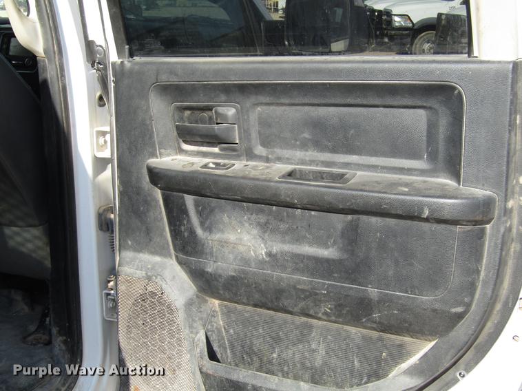 image for item DD4409 2014 Dodge Ram 5500 Crew Cab flatbed truck