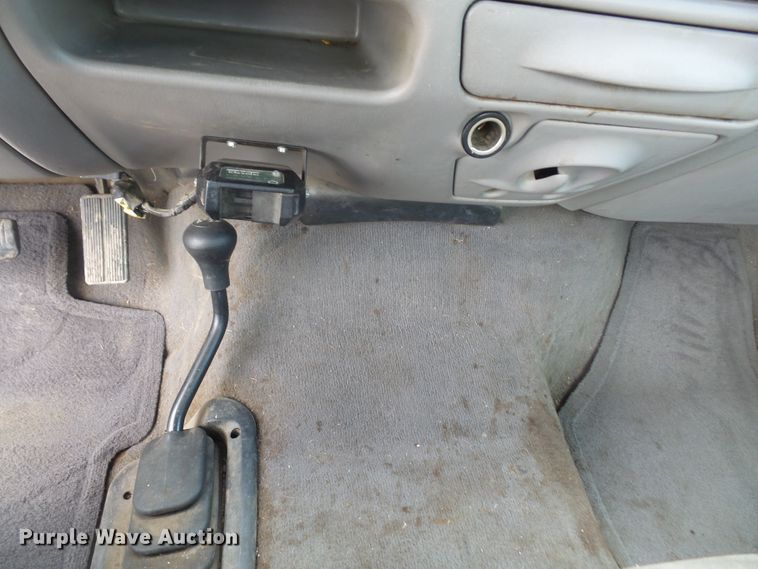 image for item DD6233 2001 Ford F350 Super Duty utility bed pickup truck