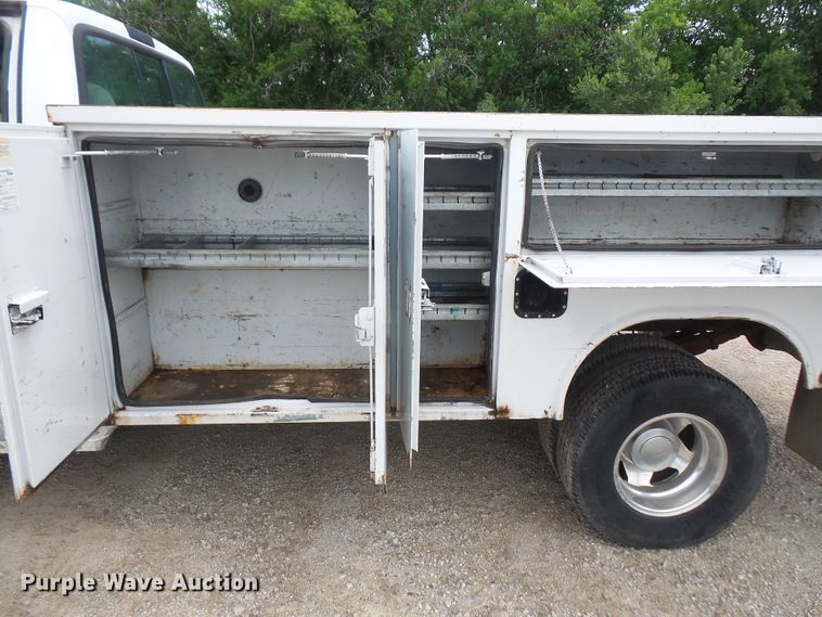 image for item DD6233 2001 Ford F350 Super Duty utility bed pickup truck