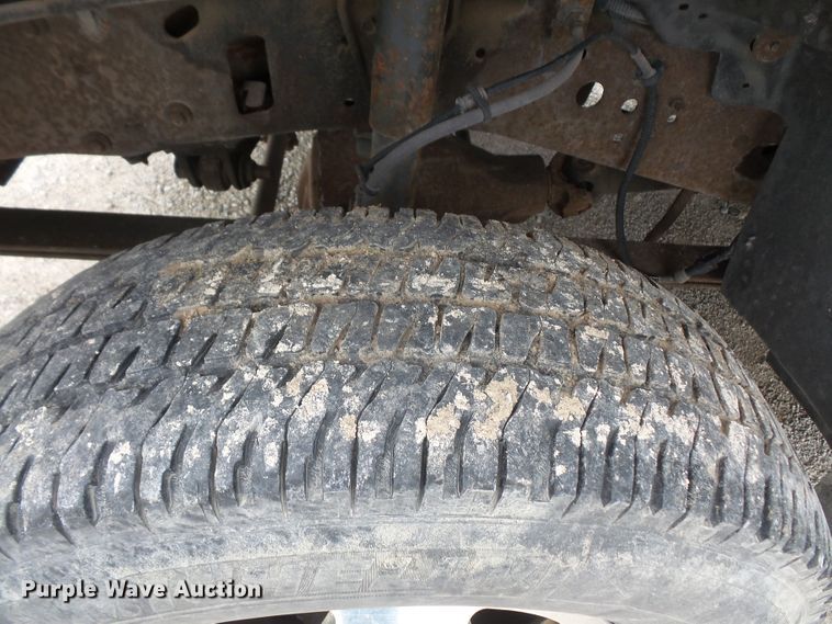 image for item DD6233 2001 Ford F350 Super Duty utility bed pickup truck