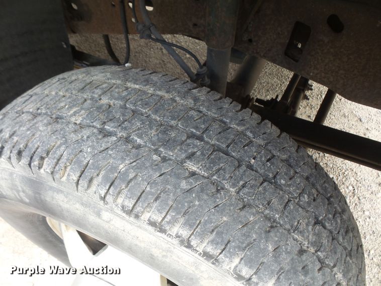 image for item DD6233 2001 Ford F350 Super Duty utility bed pickup truck