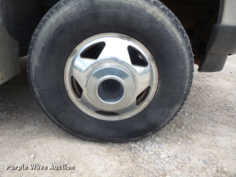 image for item DD6233 2001 Ford F350 Super Duty utility bed pickup truck