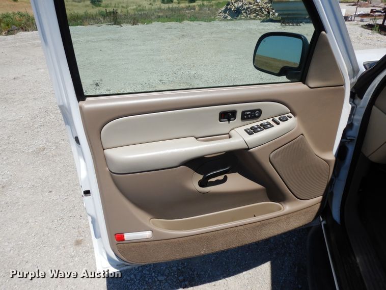 image for item DD6330 2001 Chevrolet Suburban 1500 SUV