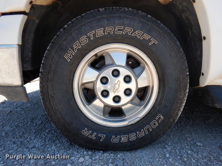 image for item DD6330 2001 Chevrolet Suburban 1500 SUV